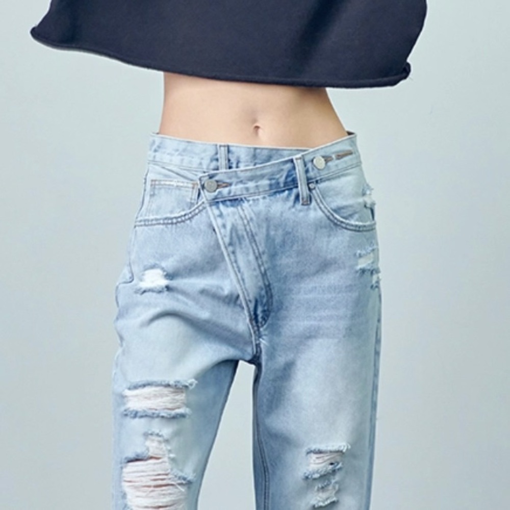 Crossover Distressed Boyfriend Jean